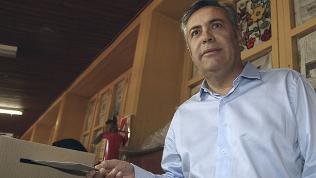 Envalentonado por el fallo de la Corte, Mendoza busca limitar la actividad gremial