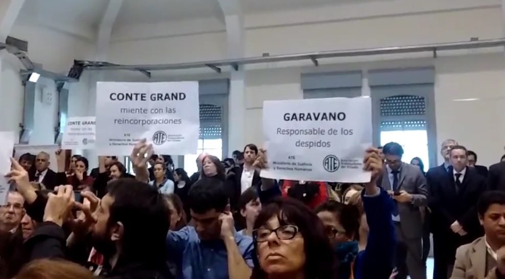 Por los despidos, escracharon a Garavano