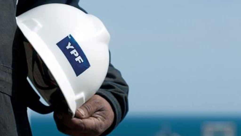 YPF avanza con 500 despidos más y los petroleros dicen que buscan vaciarla