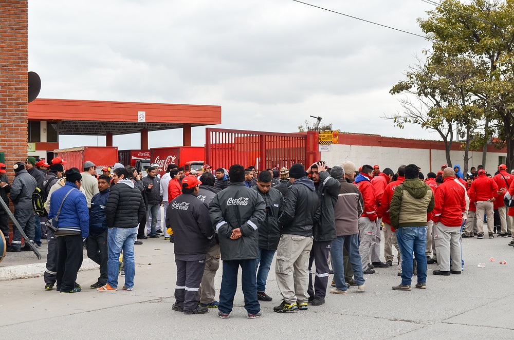 Coca-Cola despidió a 50 trabajadores en Salta y se teme ajuste en todo el país