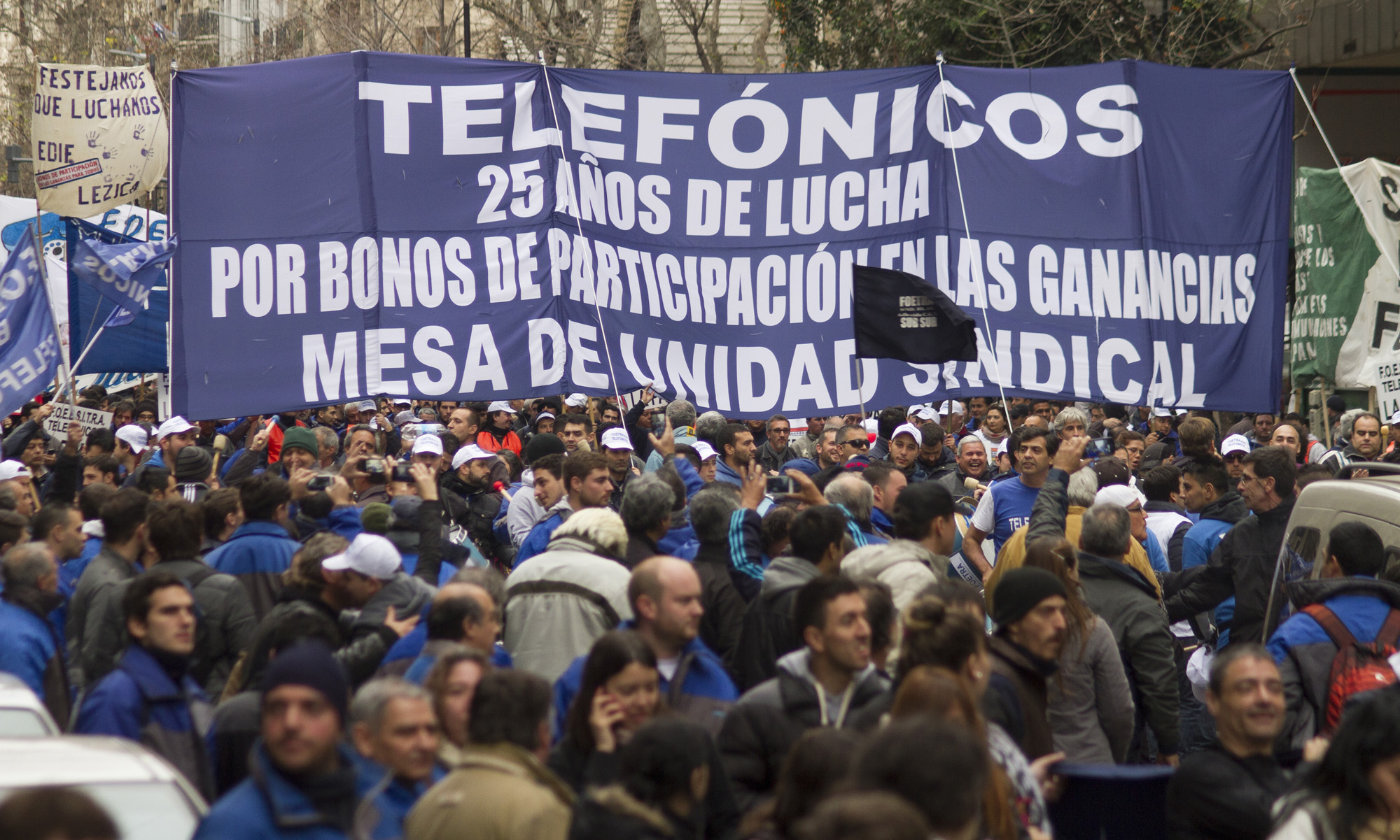 Telefónicos marchan en reclamo de 39% de aumento