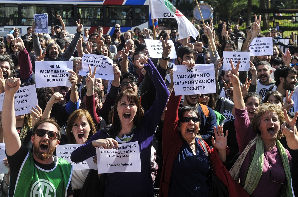 Abrazo al Palacio Sarmiento contra los despidos en Educación