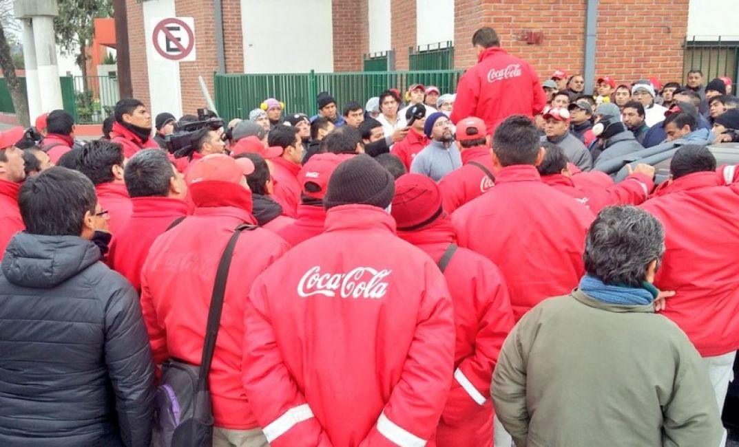 Con el retorno a la actividad de Pablo Moyano, camioneros paraliza la distribución de Coca Cola