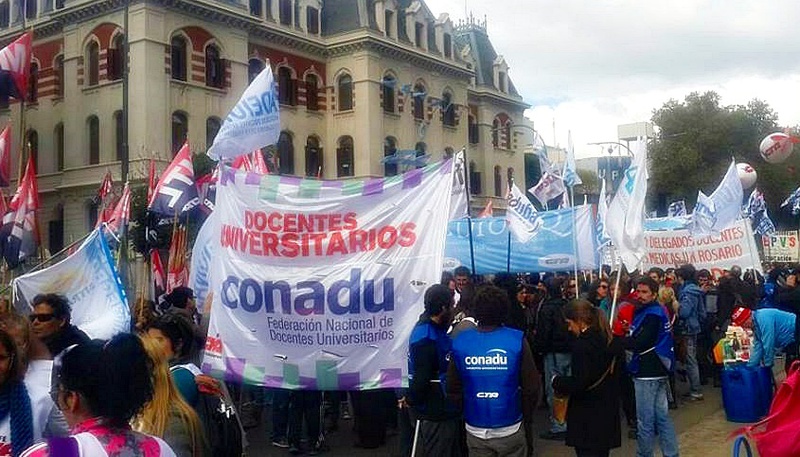 Doble jornada de protesta de los docentes universitarios