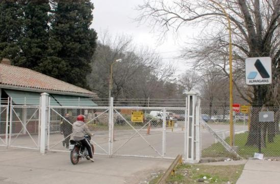 Alpargatas: suspensiones masivas en la planta de Florencio Varela