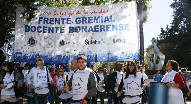 Primer paro docente a gran escala contra la gestión de Vidal