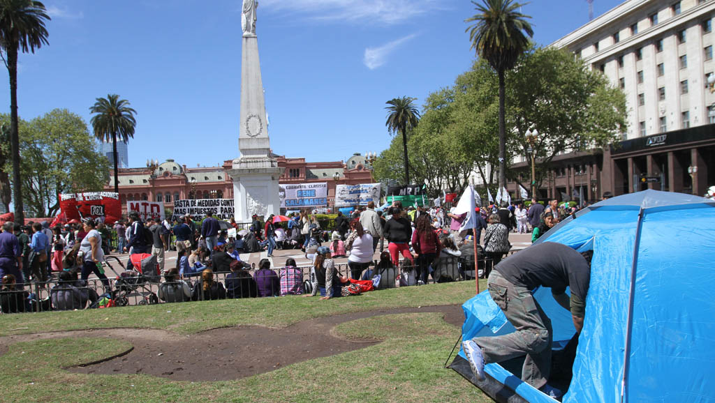 Organizaciones sociales acampan para reclamar trabajo digno