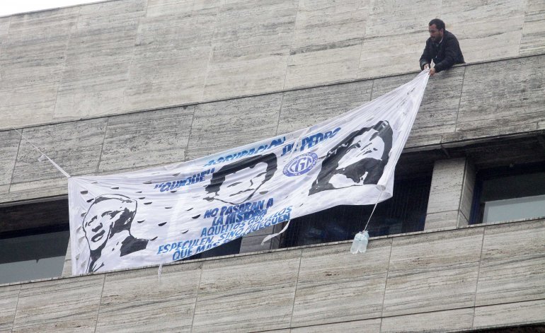 Procesan a dos militantes gremiales por colgar una bandera