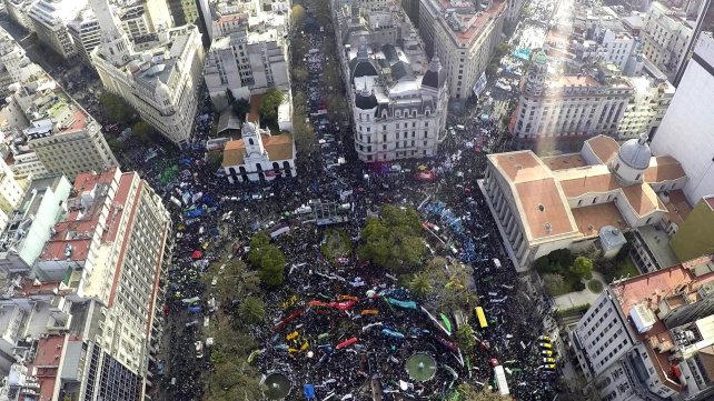Una multitud desbordó la Plaza de Mayo contra el ajuste