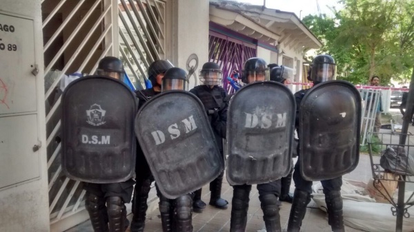 Reprimen una manifestación de estatales en Neuquén y hieren de bala a un trabajador