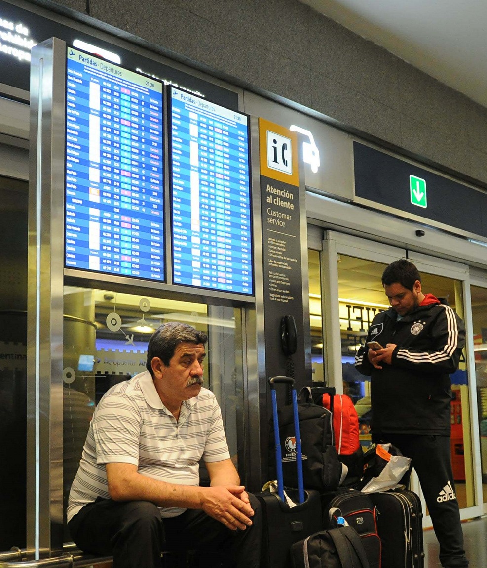 Los pilotos paralizan los vuelos de Aerolíneas y Austral hasta el mediodía