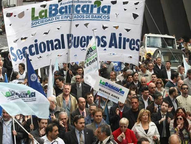 Bancarios piden a Macri que cumpla la promesa de eliminar Ganancias