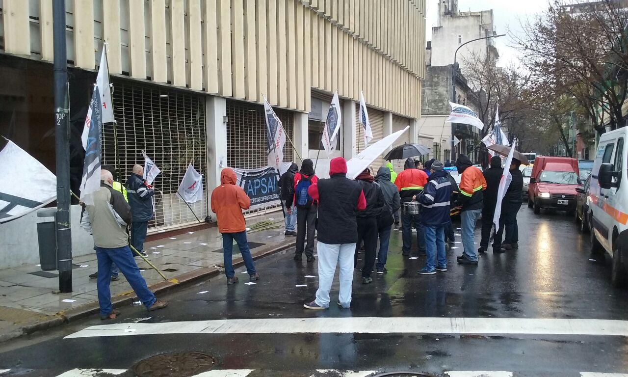 Escrache de trabajadores de Autopistas por persecución sindical