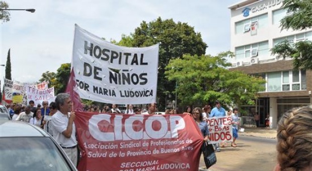 Médicos se endurecen contra Vidal y van por un paro de 72 horas