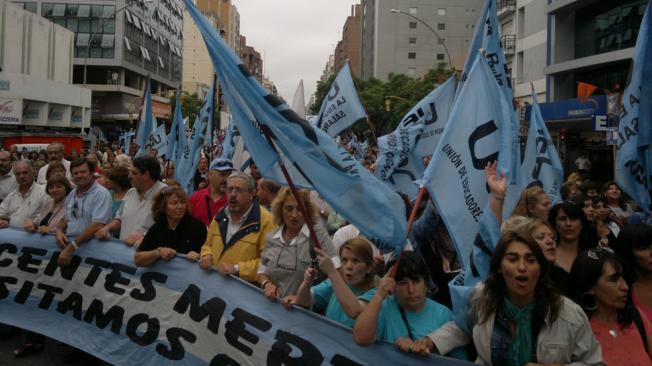 Paran y movilizan los docentes cordobeses por reapertura de paritarias