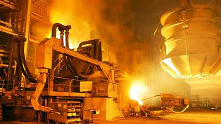 La producción de acero se desplomó 28% en un año