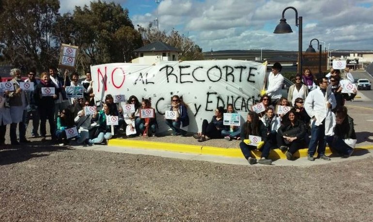 Trabajadores del Conicet escracharon a Sturzenegger