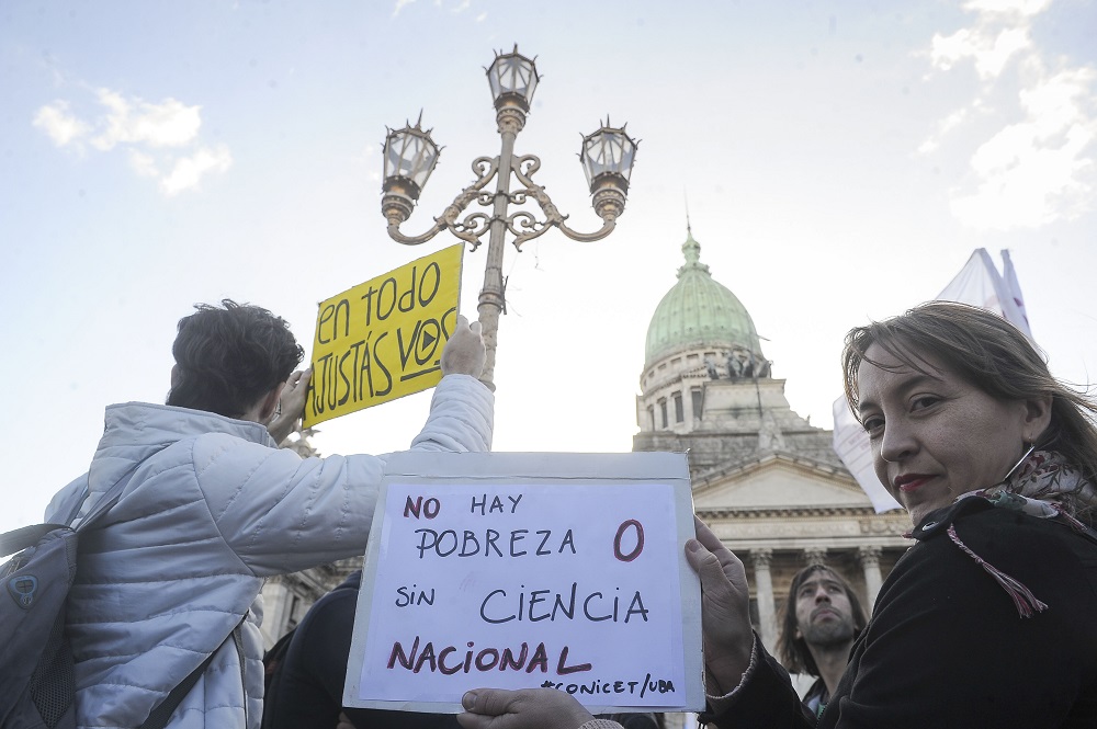 Masiva movilización de científicos y estudiantes contra el ajuste en Ciencia