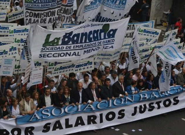 Más protestas de bancarios por reapertura de paritarias