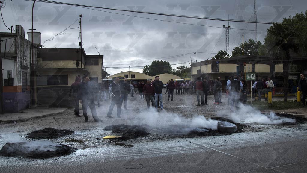 Día negro en La Plata: despidos, patotas y represión a choferes