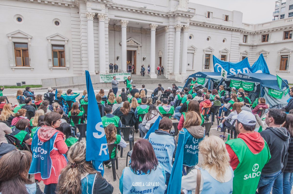 Carpa blanca para que frenen los despidos de docentes en Santa Fe