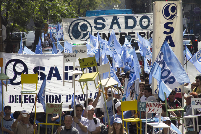 Docentes privados piden un paro general si vetan la Emergencia Social