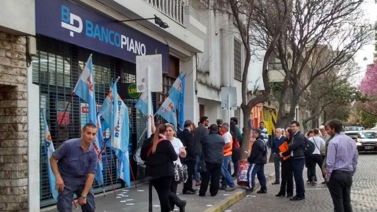 Denuncian discriminación laboral a mujeres en Banco Piano