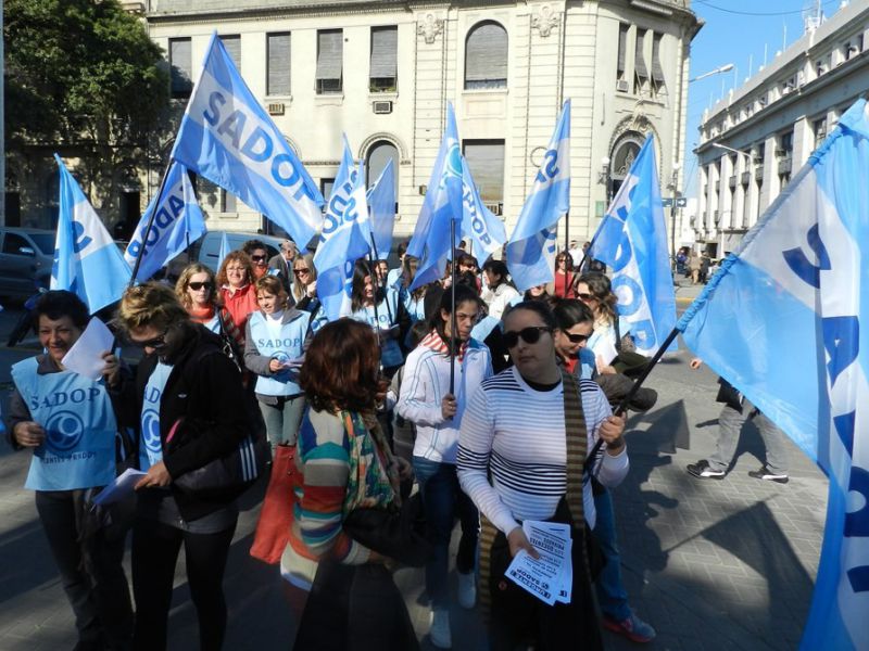 Docentes denuncian despidos en establecimientos privados