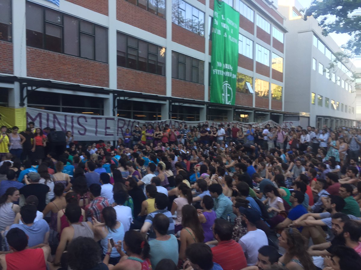 Científicos mantienen por cuarto día la toma del Ministerio de Ciencia y Tecnología