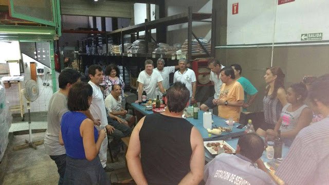 Empleados pasan las fiestas ocupando una alimenticia contra el vaciamiento