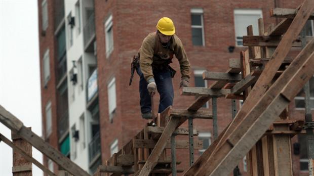 El empleo en la construcción sigue por el piso