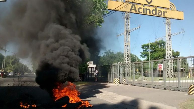 Más despidos y temor de cierre de la planta rosarina de Acindar