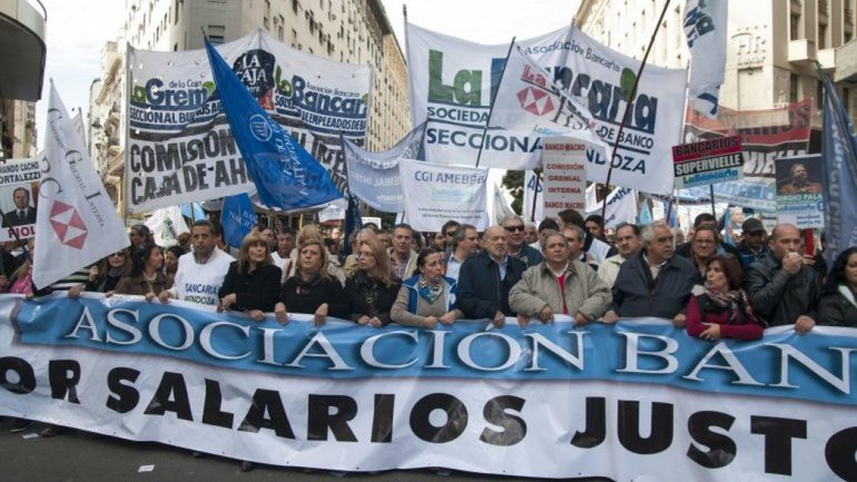 Triaca bajó el acuerdo salarial bancario y encendió otro foco de conflicto gremial