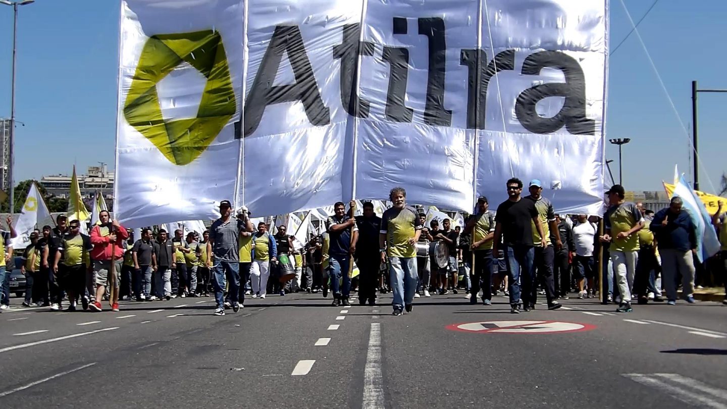 Lecheros piden cerrar un 49% de aumento