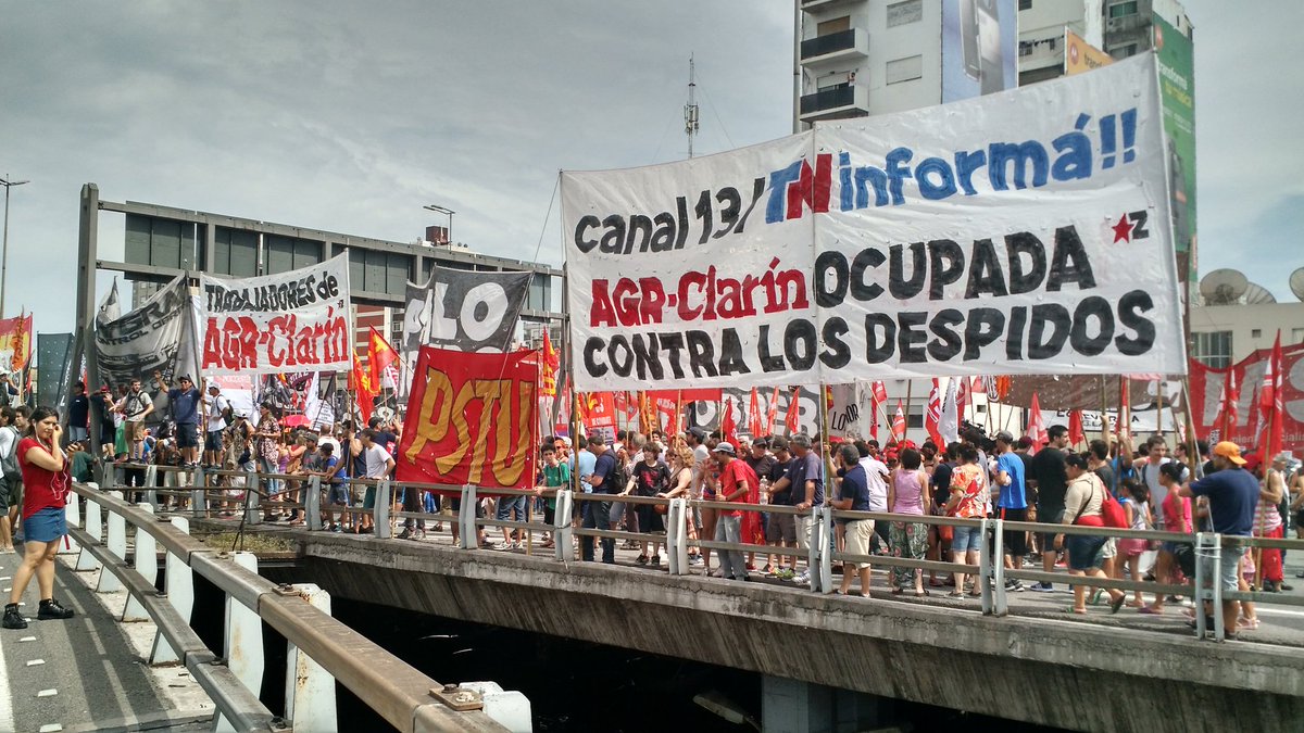 Masiva protesta de los despedidos de AGR frente a Canal 13 y TN