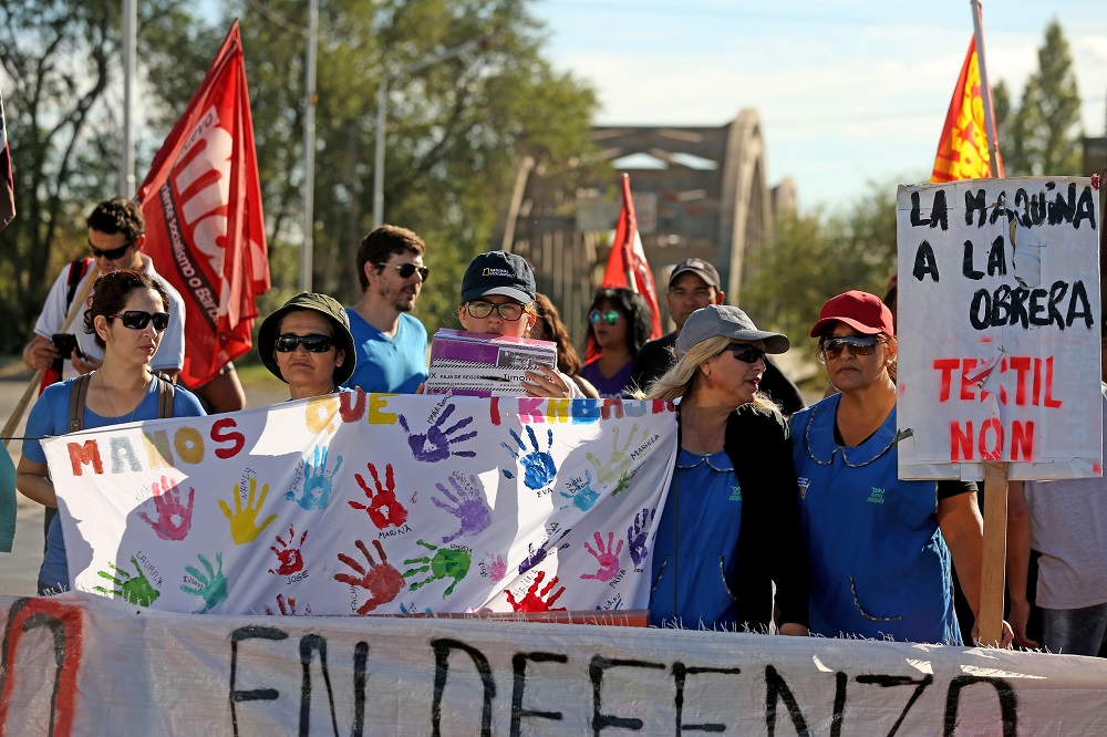 «Las leonas» de la Textil Neuquén siguen peleando por sus empleos