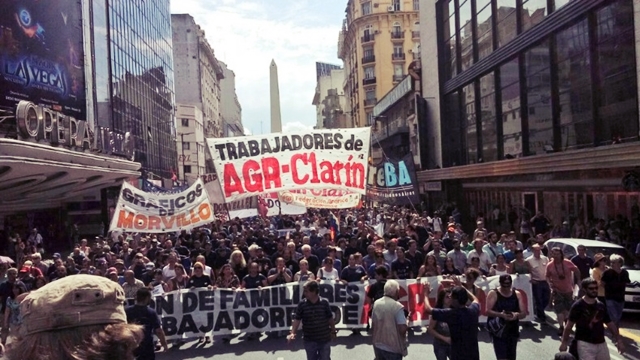Los gráficos vuelven a marchar a Plaza de Mayo contra los 380 despidos en AGR-Clarín