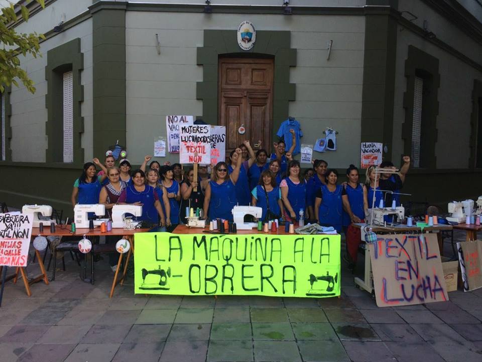 «Maquinazo» de las obreras de la Textil Neuquén para recuperar sus empleos