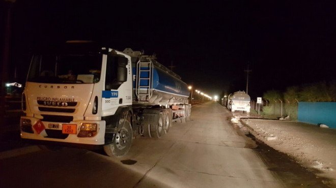 Camioneros paraliza la distribución de combustible de YPF en Nuequén