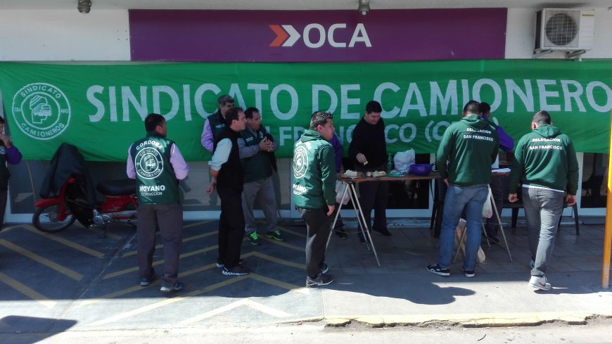 Acusan a Moyano de quedarse con Oca