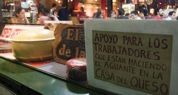 Trabajadores ponen a funcionar La Casa del Queso para defender sus empleos