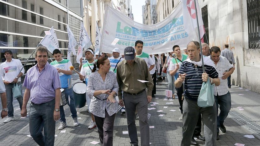 Jaque a Triaca y los bancos: otro fallo obliga a pagar las paritarias a bancarios