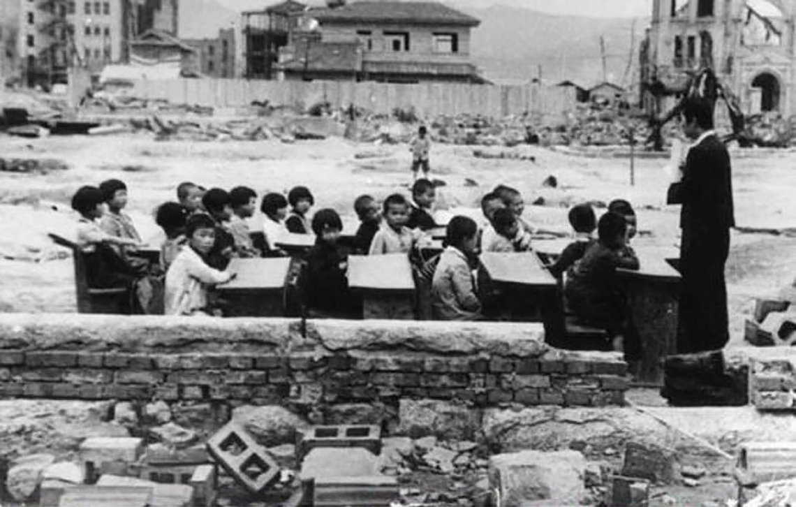 Con una foto de Hiroshima, Macri cargó contra los docentes