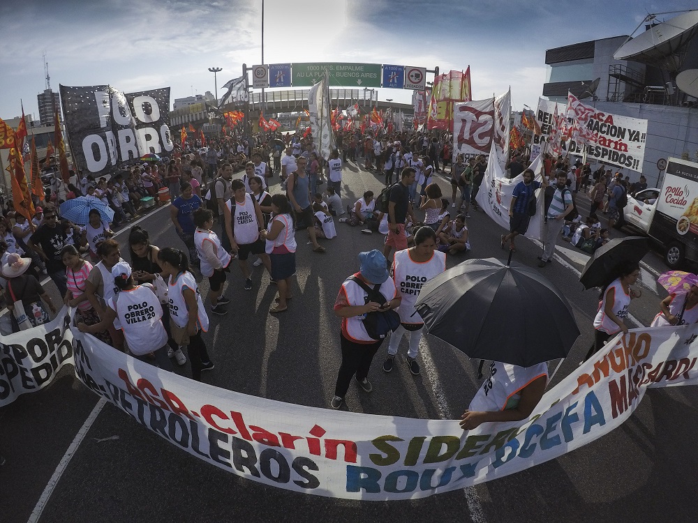 Despedidos de AGR cortaron la autopista frente a TN, que ocultó lo que ocurría