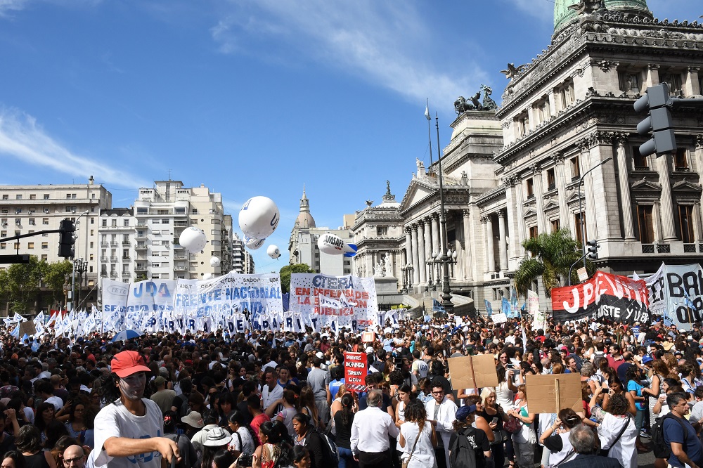 Multitudinaria marcha docente en reclamo de paritarias