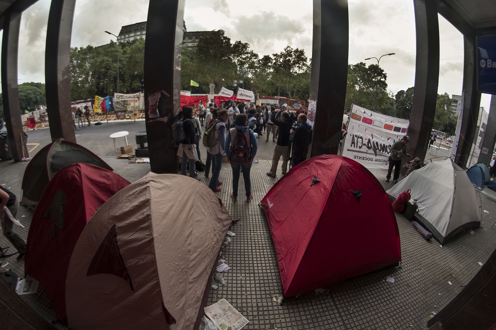 Para reclamar paritarias, docentes porteños acampan frente al Ministerio de Educación