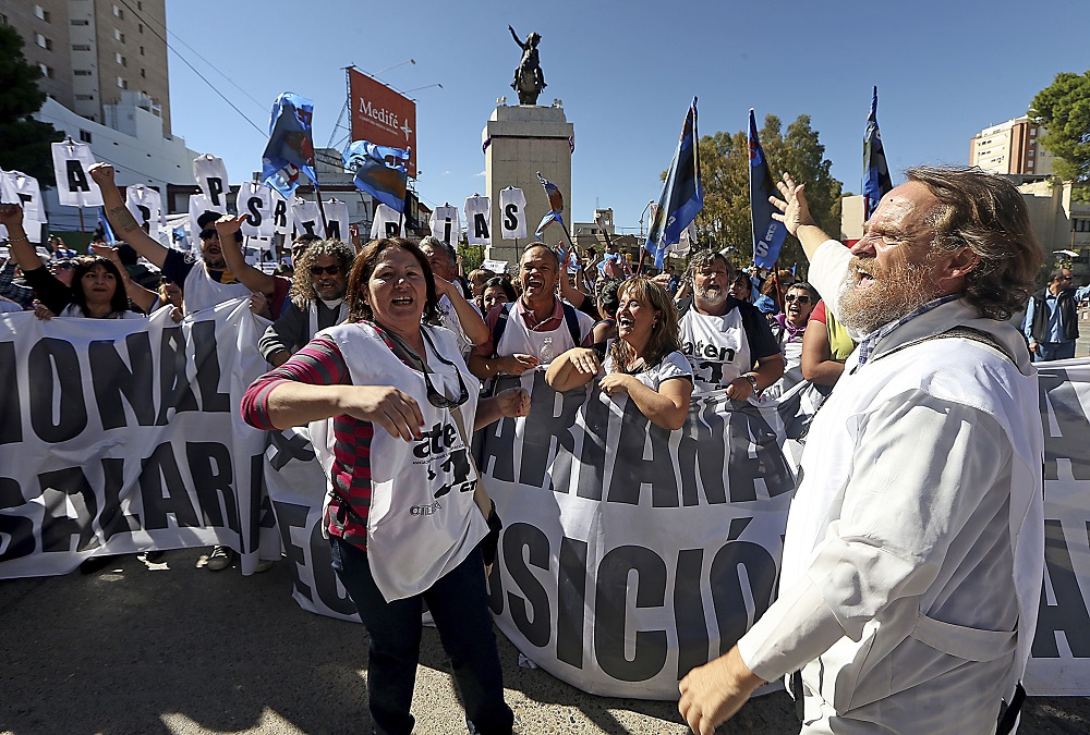Masiva marcha de «guardapolvos» en Neuquén