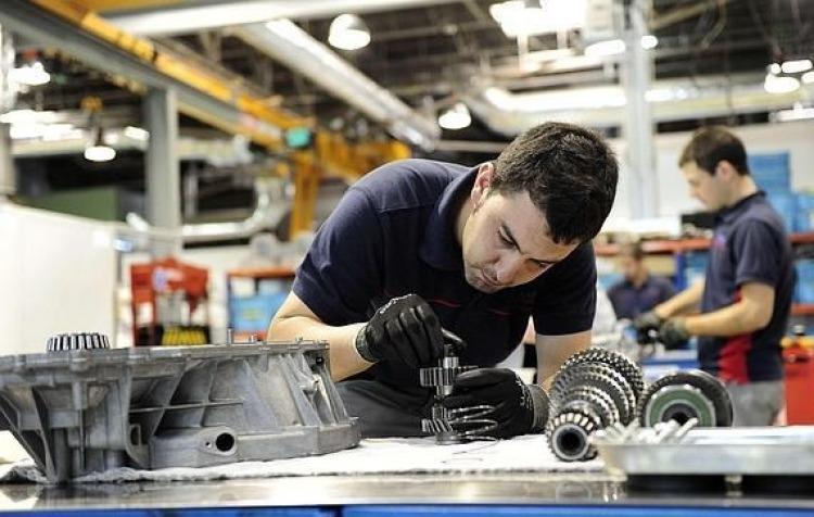 La industria se derrumbó 9,5% en febrero y sigue destruyendo empleos