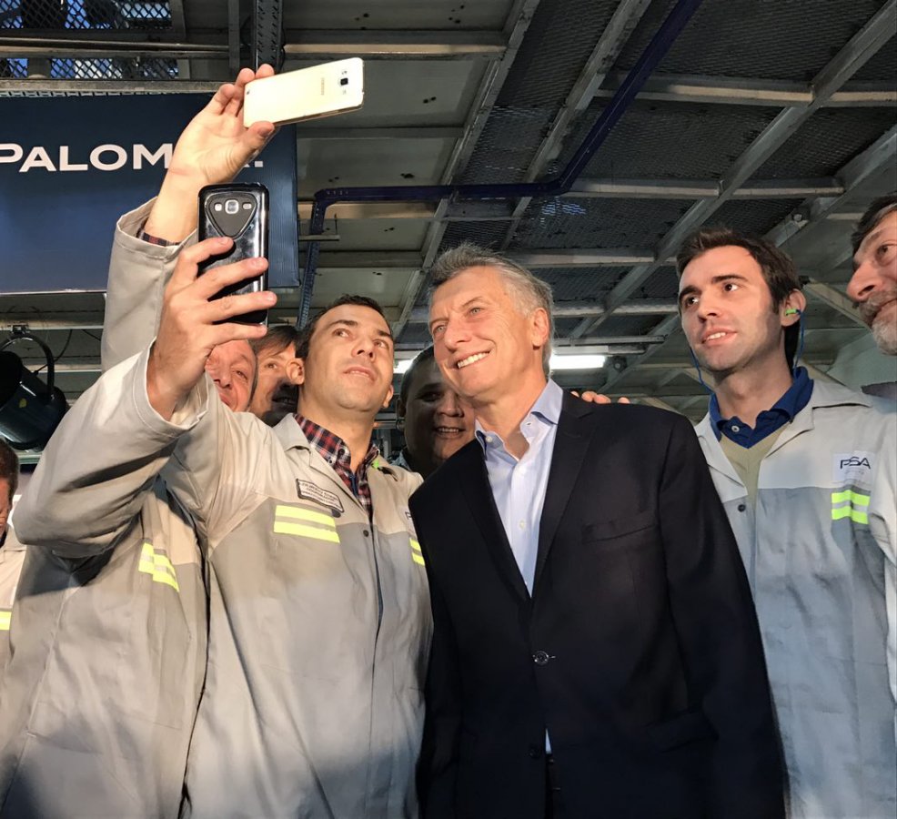 Insólito: mientras Macri visitaba Peugeot, la empresa despedía 70 trabajadores