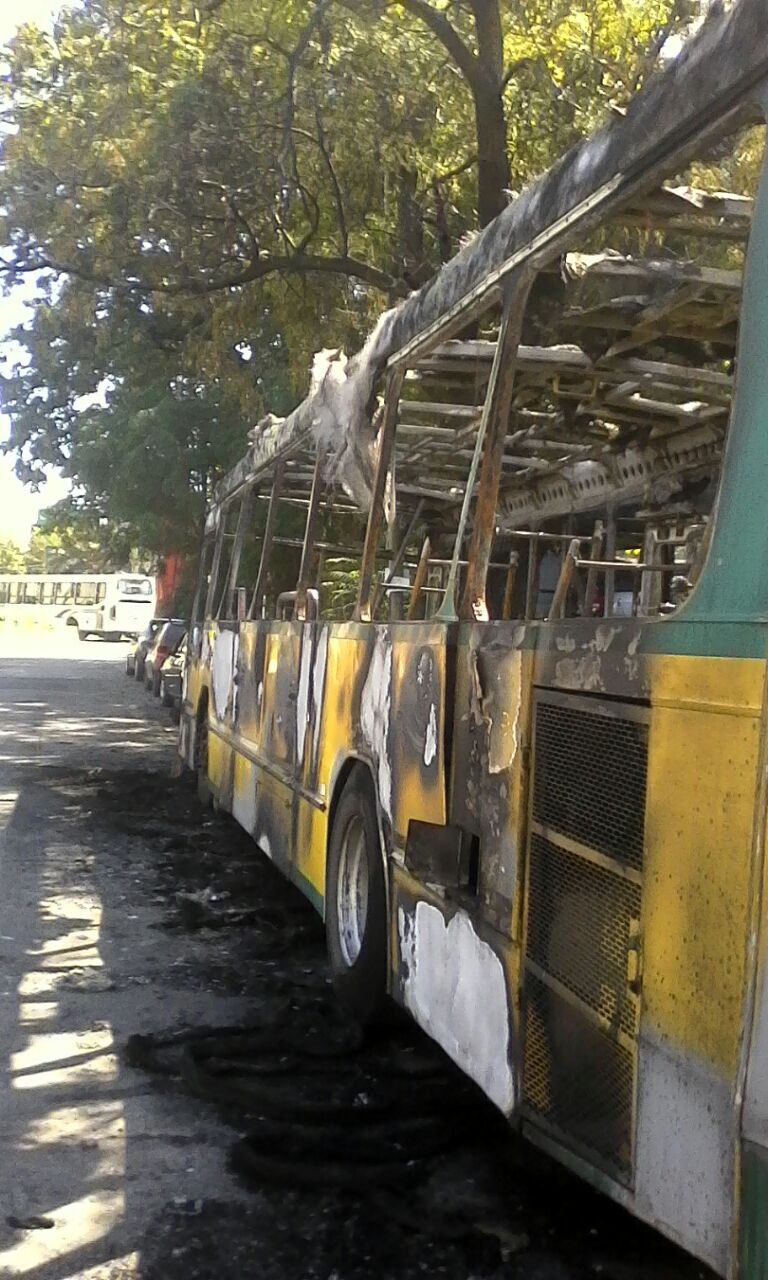 Cooperativistas quilmeños apuntan a Martiniano Molina por la quema de un colectivo